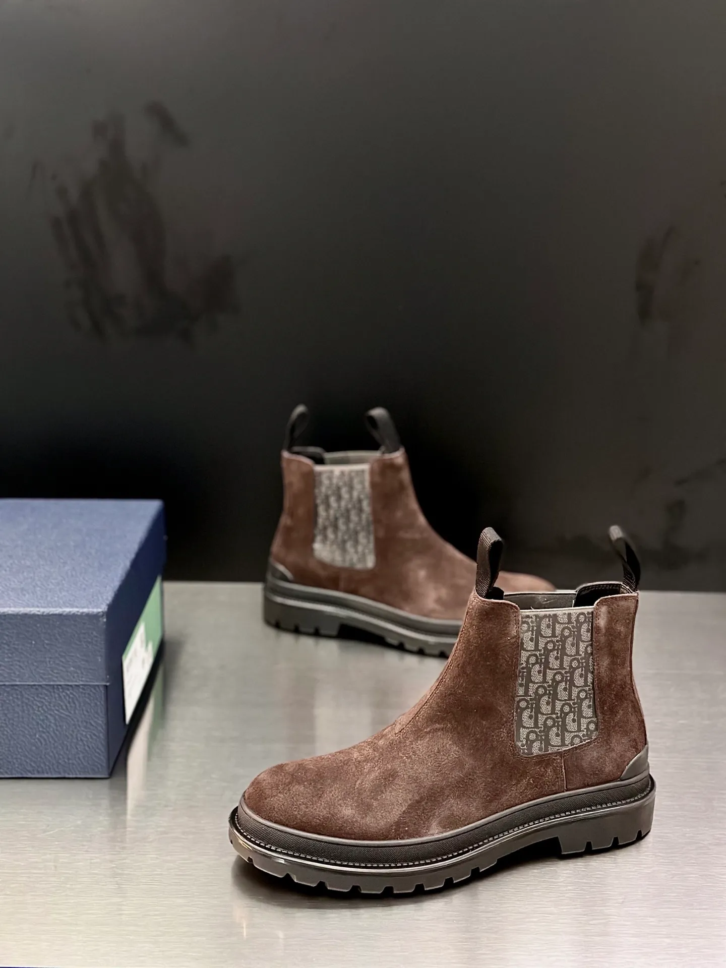 Men's shoes 💰920 Dior Dior high-top sneakers, top-quality goods produced in Dongguan, show version, leading counter trial style, Nappa cowhide material, light and breathable, soft and comfortable, easier to put on and take off, calfskin leather edging, distinctive sports style, genuine leather tongue Dior letter badge, showing the brand style, lightweight embossed pattern rubber sole, light and genuine leather feet, with original packaging Size: 39-40-41-42-43-44 (45, 46 customized) leather shoe size